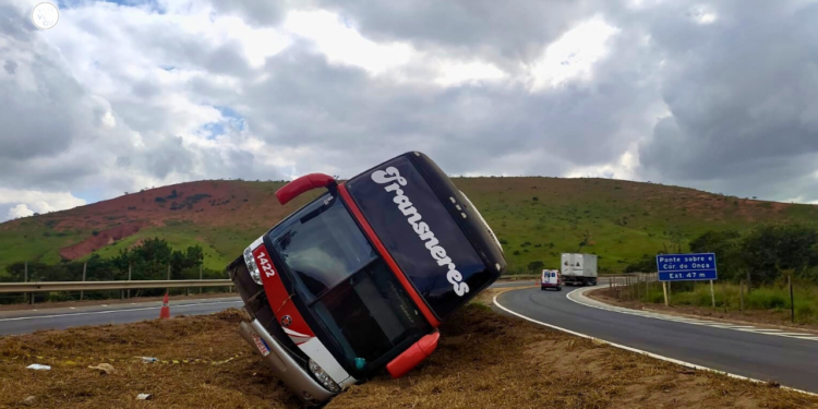Ônibus com 23 passageiros sobe em canteiro central na BR-381, em Valadares