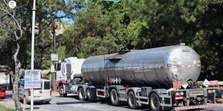 Greve de caminhoneiros ameaça abastecimento de combustíveis em Minas