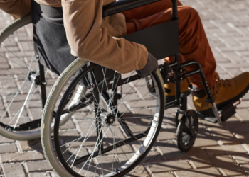 Cadeirante é denunciado por atender entregadora nu e com “laço no pênis” em GV