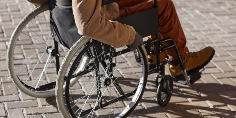 Cadeirante é denunciado por atender entregadora nu e com “laço no pênis” em GV