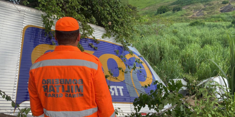 Acidente na BR-381 deixa vítima encarcerada em caminhão