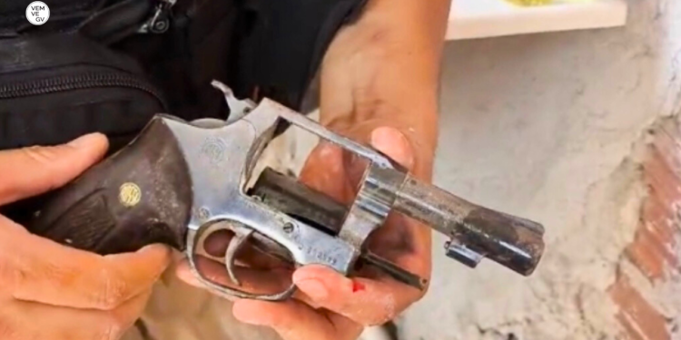 Suspeito de ameaçar família é detido com revólver em Valadares