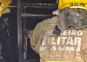 Fogo destrói casa e moradores escapam pela janela em GV