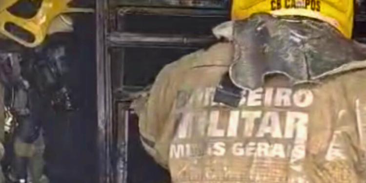 Fogo destrói casa e moradores escapam pela janela em GV