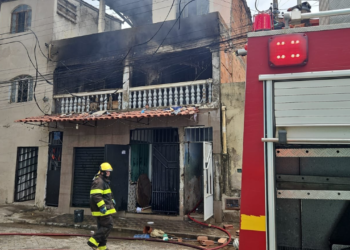 Incêndio mobiliza Bombeiros no bairro de Lourdes em Valadares