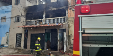 Incêndio mobiliza Bombeiros no bairro de Lourdes em Valadares