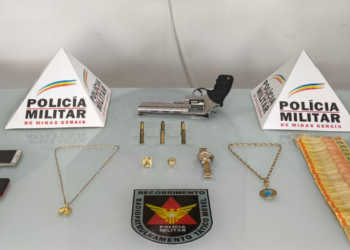 Homem é preso com arma, celulares, joias e dinheiro após tentar escapar da PM