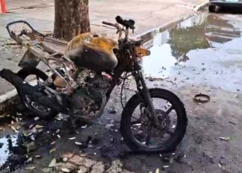 Adolescente é suspeita de incendiar moto de ex-namorado em Valadares