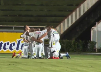 Democrata-GV vence fora de casa e segue vivo no Mineiro