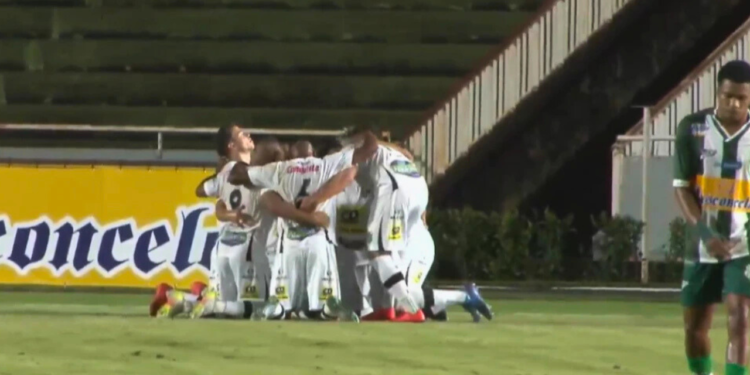 Democrata-GV vence fora de casa e segue vivo no Mineiro