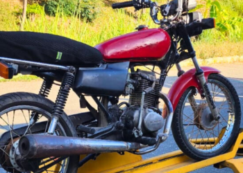 PM apreende menor pilotando moto com placa de carro em Valadares