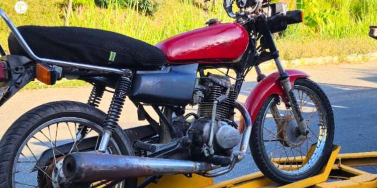 PM apreende menor pilotando moto com placa de carro em Valadares