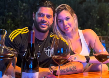 Hulk comemora vitória do Galo com vinho de R$ 23 mil
