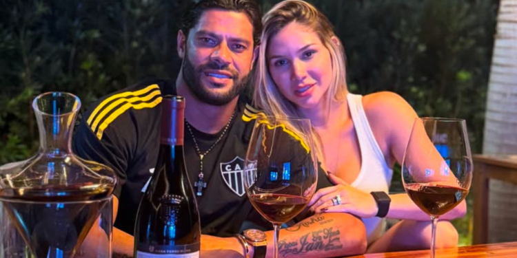 Hulk comemora vitória do Galo com vinho de R$ 23 mil