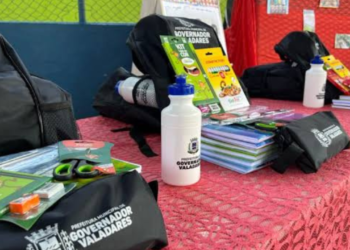 Prefeitura de Valadares adia entrega de kits escolares e justifica atraso