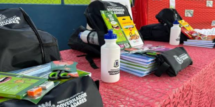 Prefeitura de Valadares adia entrega de kits escolares e justifica atraso