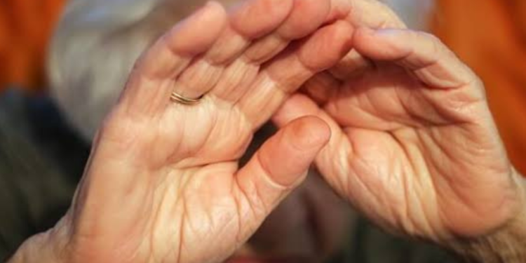 Filho sai da prisão e agride mãe de 70 anos em Valadares