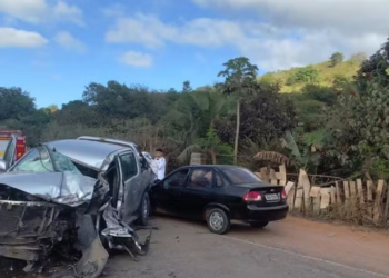 Colisão entre três veículos deixa motorista ferido em Valadares