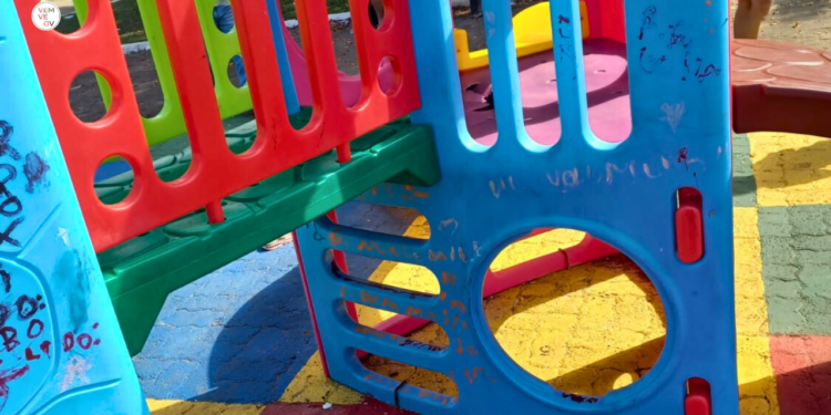 Parquinho em praça pública é alvo de vandalismo em Valadares