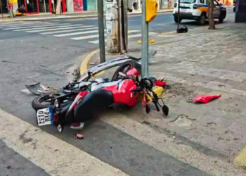 Conversão proibida termina em acidente no Centro de Valadares