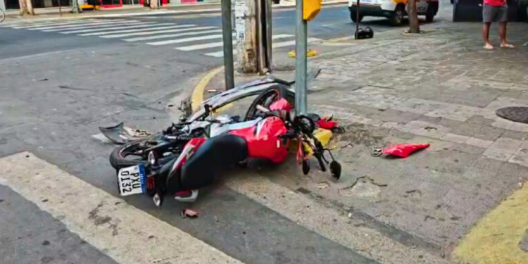 Conversão proibida termina em acidente no Centro de Valadares