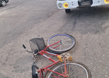 Menina fica gravemente ferida em acidente entre caminhão e bicicleta em GV