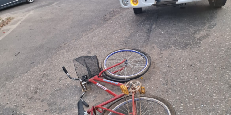 Menina fica gravemente ferida em acidente entre caminhão e bicicleta em GV