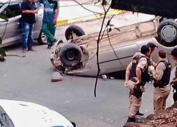 Motorista embriagado capota carro após bater em veículo estacionado, em Valadares