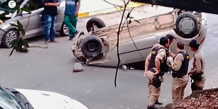 Motorista embriagado capota carro após bater em veículo estacionado, em Valadares