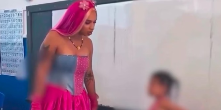 Professora trans é investigada por se vestir de princesa em sala de aula em Campo Grande RS