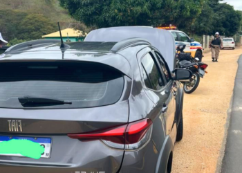 Carro clonado é apreendido e mulher é presa em Central de Minas