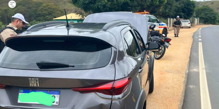 Carro clonado é apreendido e mulher é presa em Central de Minas