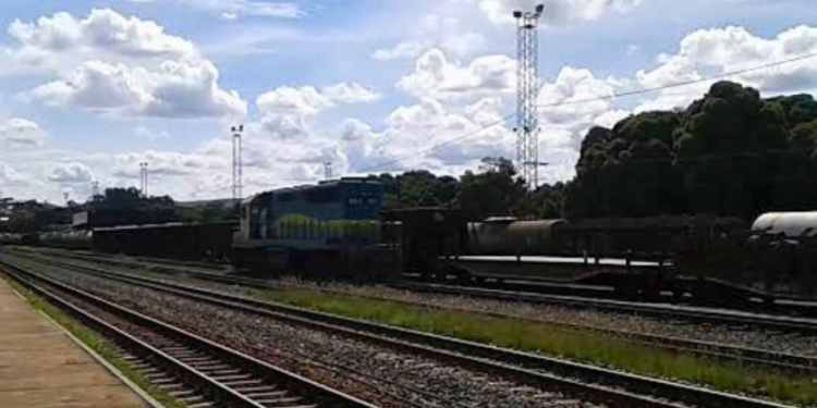 Homem morre ao ser atropelado por locomotiva em Valadares