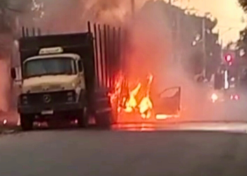 Carro bate em caminhão e provoca incêndio em Valadares