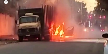 Carro bate em caminhão e provoca incêndio em Valadares
