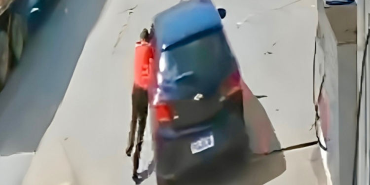 Motorista foge sem pagar, e frentista se pendura no carro, em Manhuaçu