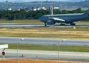 Voo com 94 deportados dos EUA chega a Minas; dois foram presos