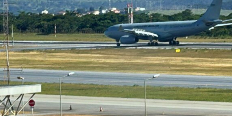 Voo com 94 deportados dos EUA chega a Minas; dois foram presos