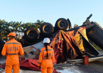 Acidente entre carro e carreta deixa dois feridos na BR-116, em Engenheiro Caldas
