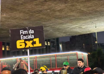 Avenida Paulista tem protesto contra Trump e Congresso