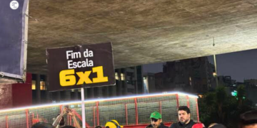 Avenida Paulista tem protesto contra Trump e Congresso