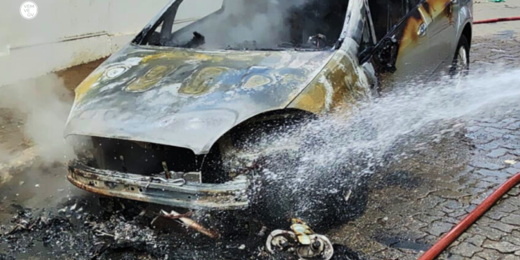 Carro pega fogo no Centro de Valadares