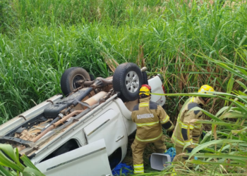 Família sai ilesa de capotamento na BR-116 em Valadares