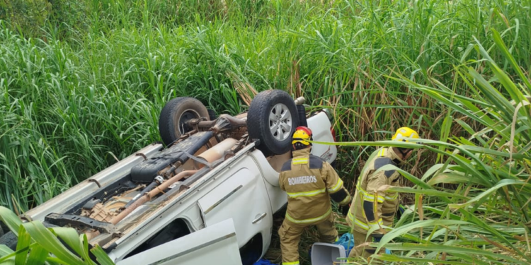 Família sai ilesa de capotamento na BR-116 em Valadares