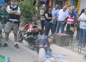 Carro bate em moto e deixa piloto ferido no Centro de Valadares