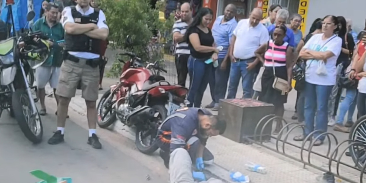 Carro bate em moto e deixa piloto ferido no Centro de Valadares