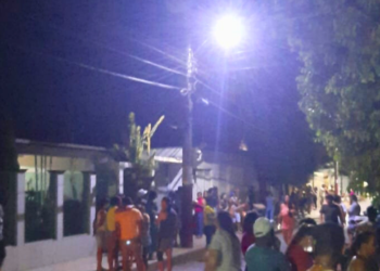 Suspeito de matar menina em Água Boa é detido, e multidão cerca delegacia