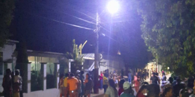 Suspeito de matar menina em Água Boa é detido, e multidão cerca delegacia