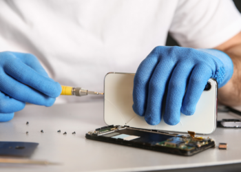 Cliente perde R$ 4 mil após deixar celular em assistência técnica em Valadares