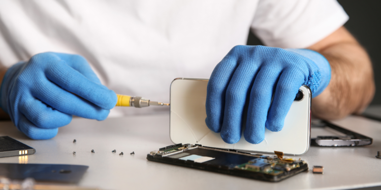 Cliente perde R$ 4 mil após deixar celular em assistência técnica em Valadares